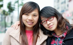 新闻里戴绿鱼头套男孩发声